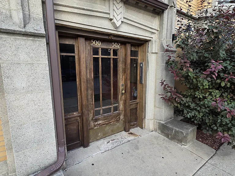 502 Beloit Ave #3B — Photo 1