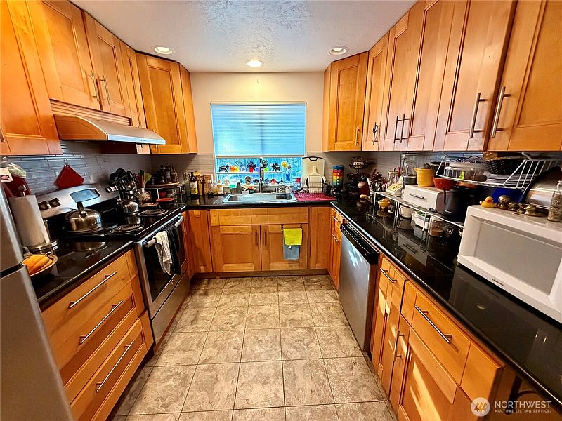 4th image of 5040 SW Lake Helena Road