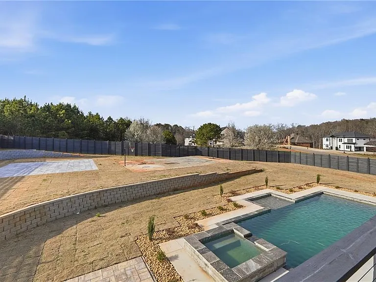 556 Versailles Dr — Photo 36