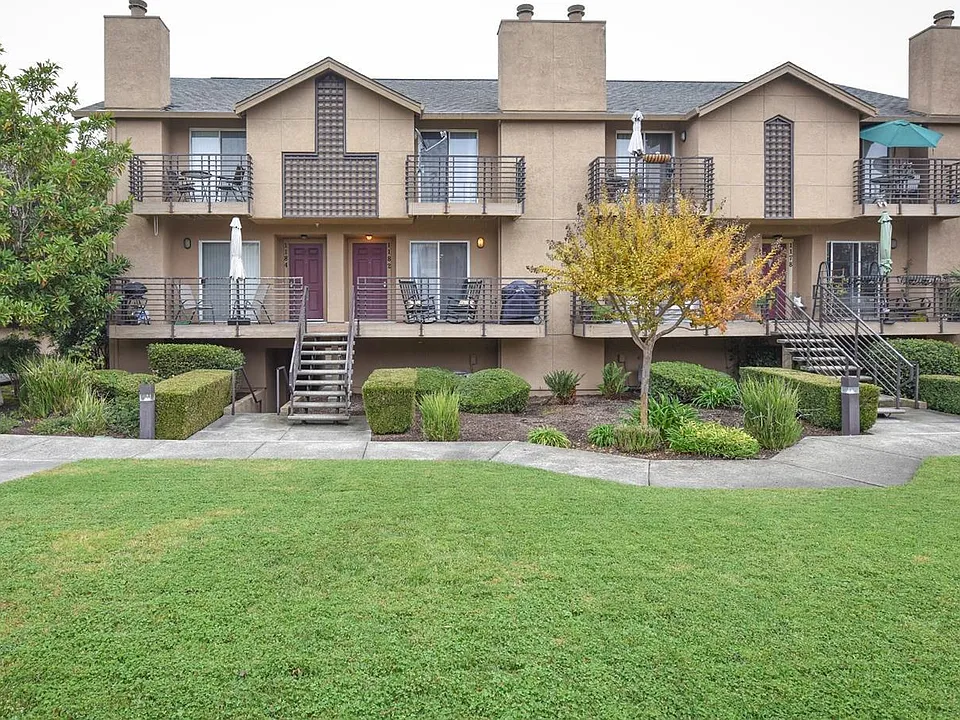 1182 Pear Tree Ln