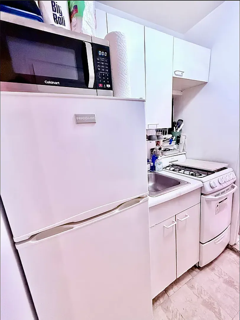 302 East 38th Street — Photo 4