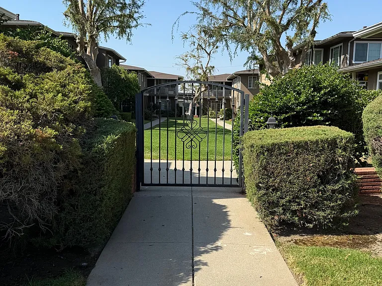 1216 E Glenoaks Blvd #1 — Photo 11