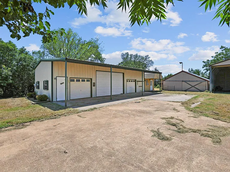 12869 FM 1385 — Photo 4