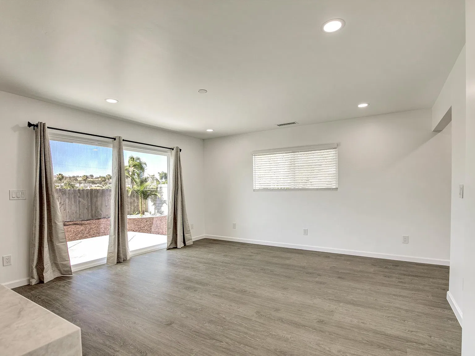 3 bed, 1631 sqft, $4,200 — Photo 2