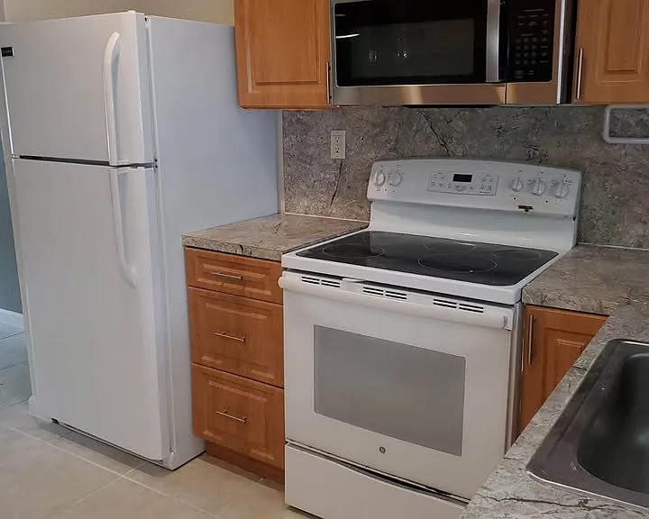 1881 SW 44th Ave #2 — Photo 4