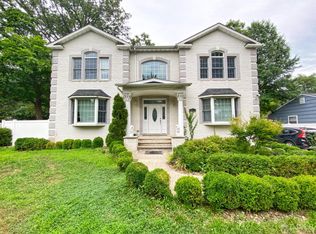 110 Magnolia Rd, Iselin, NJ 08830