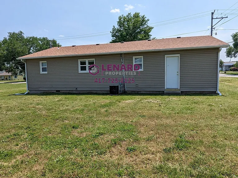 723 E College St — Photo 2