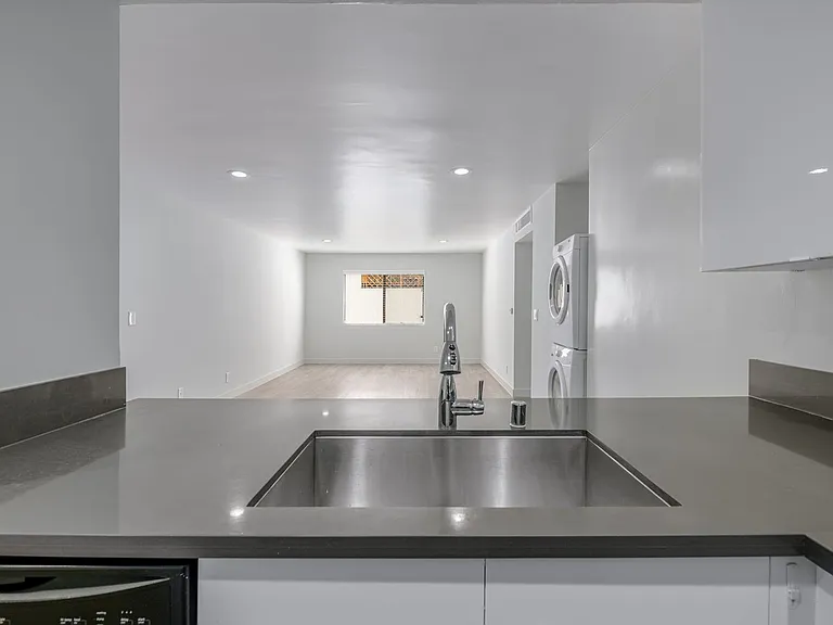 1535 N Kenmore Ave — Photo 13