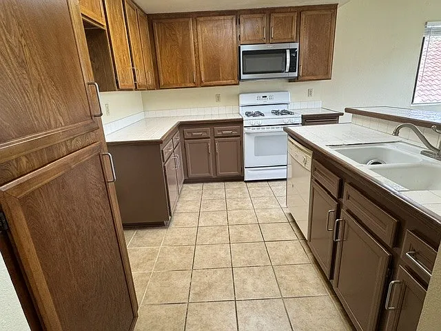 351 N Melrose Dr #D — Photo 6