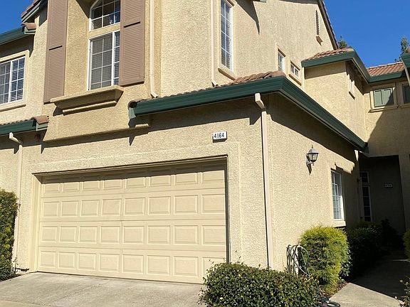 2 car garage townhouse from the front, entry way