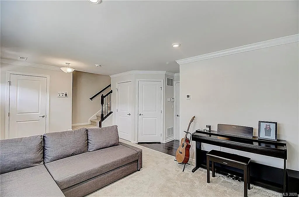 3 bed, 1993 sqft, $2,350 — Photo 2
