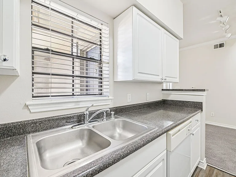 Oaks Riverchase Apartments — Photo 14