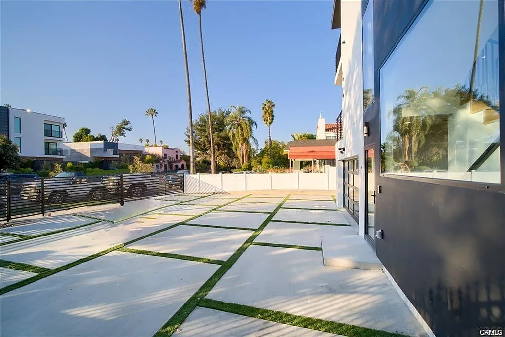 616 Mariposa Avenue - 616 1/2 — Photo 2