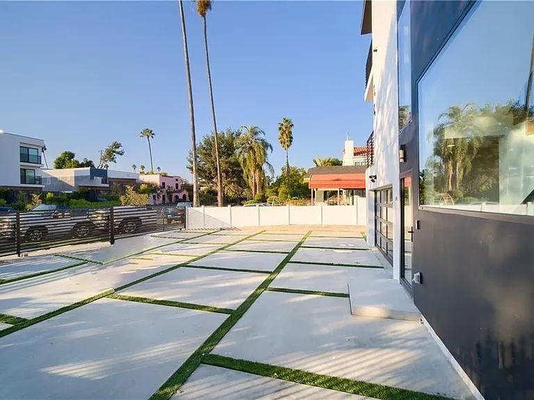 616 N Mariposa Ave #1/2 — Photo 2