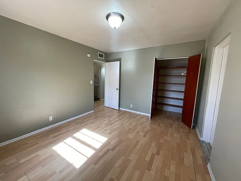 1421 E Adams St — Photo 10