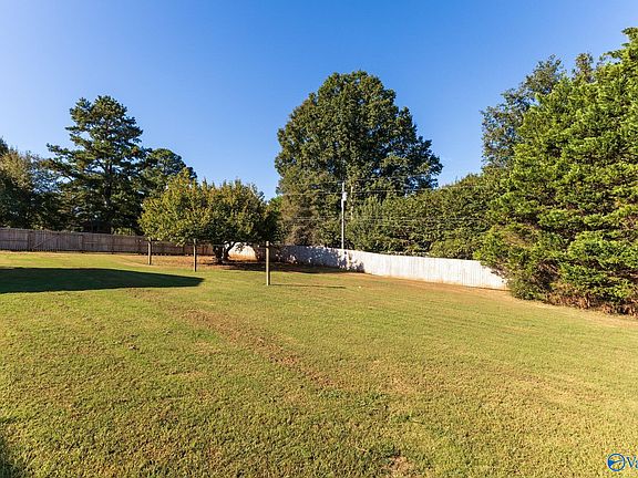 4th image of 1004 Lindsay Ln S #S