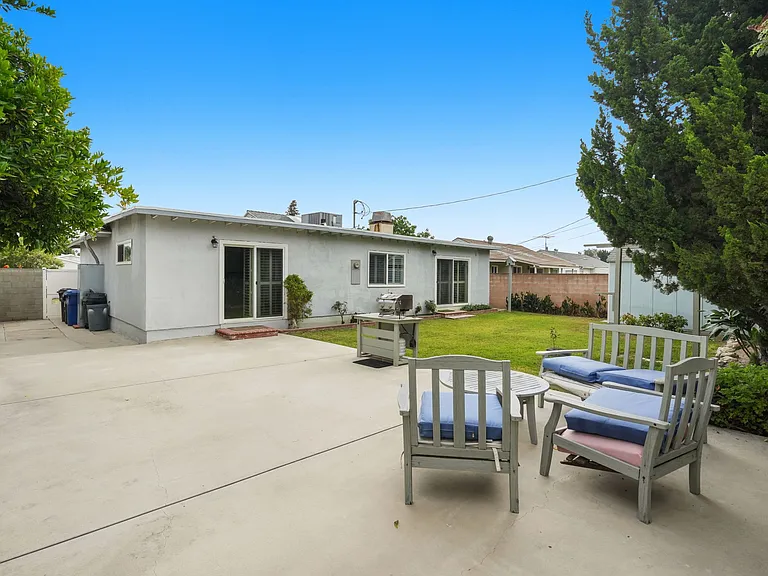 20450 Bassett St — Photo 25