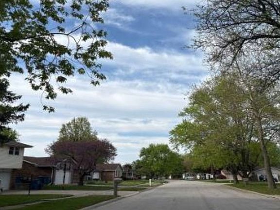 Exterior Neighborhood (street photo)