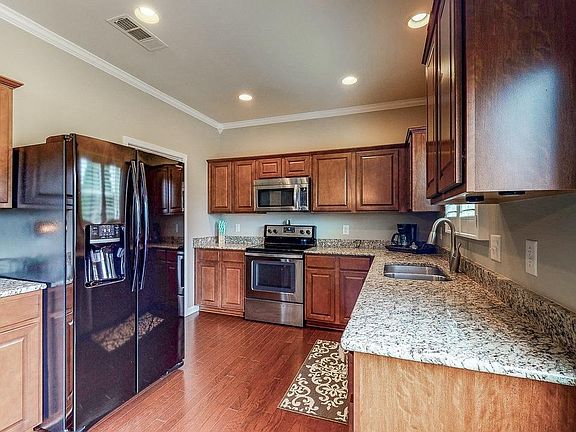 5th image of 656 Pemberton Dr