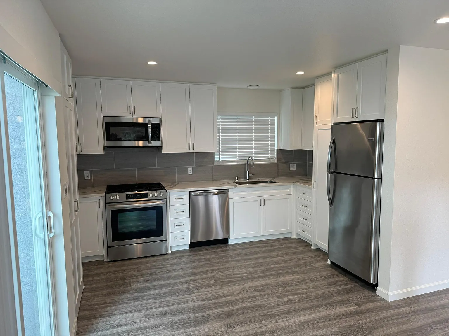 3 bed, 890 sqft, $3,347 — Photo 4