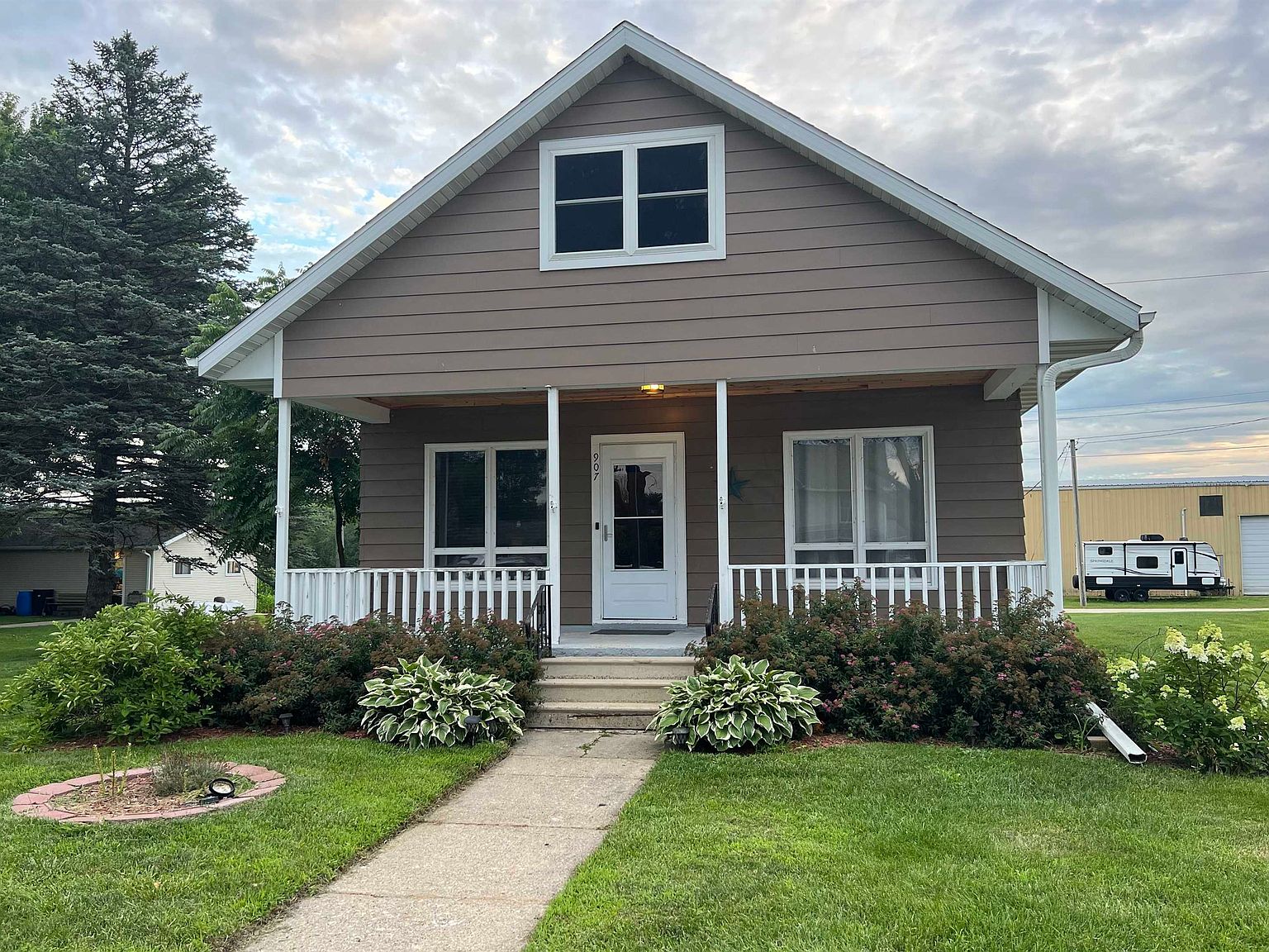 907 Franklin St, Elgin, IA 52141 Zillow