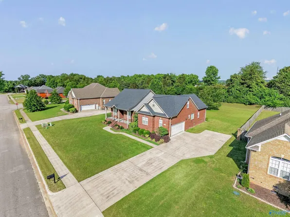 230 Twin Lakes Dr, New Market, AL 35761