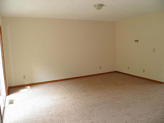 5th image of 610 W Pine Ln