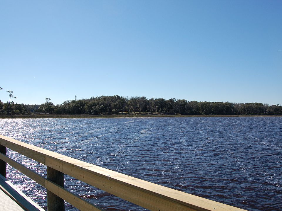 Wooded lot in Waterfront com