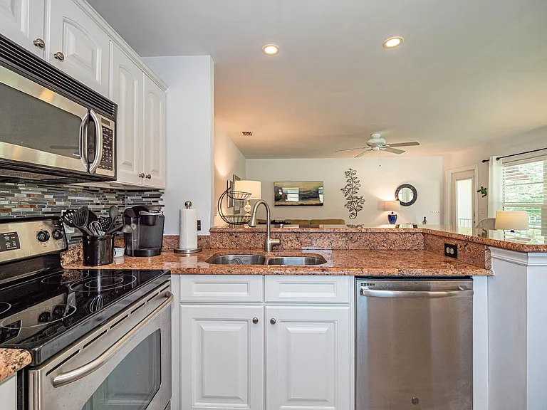 20 Pine Arbor Ln #202 — Photo 26
