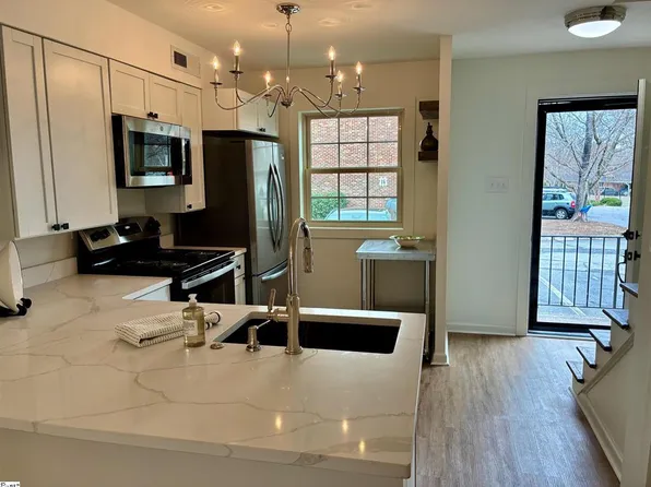 2530 E North St APT 9, Greenville, SC 29615