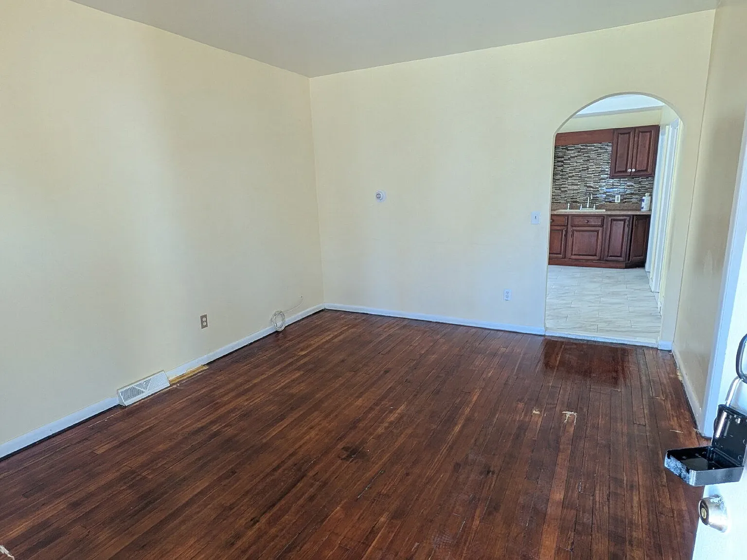 2 bed, 1.0 bath, $1,100 — Photo 2