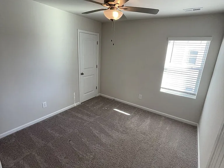 1056 Peony Ln — Photo 15