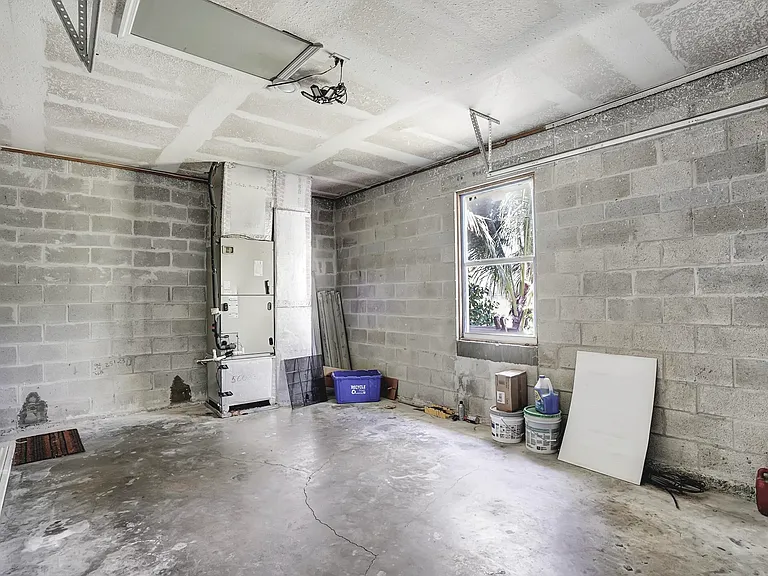 724 SW 9th St — Photo 32