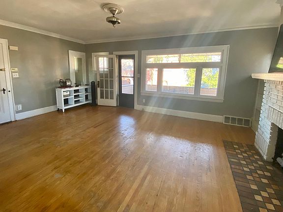 Living room. Carpet was just pulled up - Cleaning still do be done.