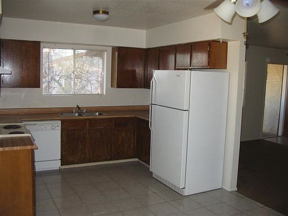 Open & Spacious Kitchen!