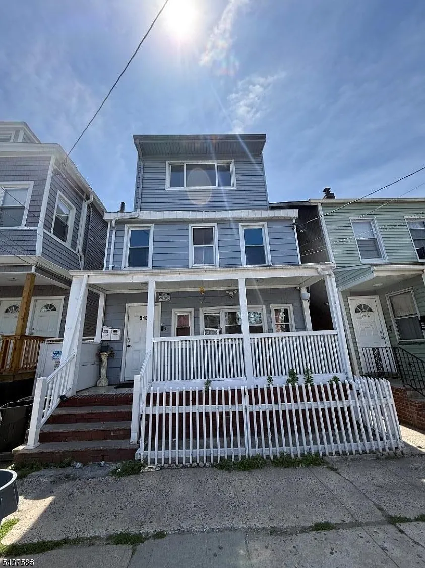 3 bed, 1.5 bath, $2,000 — Photo 1