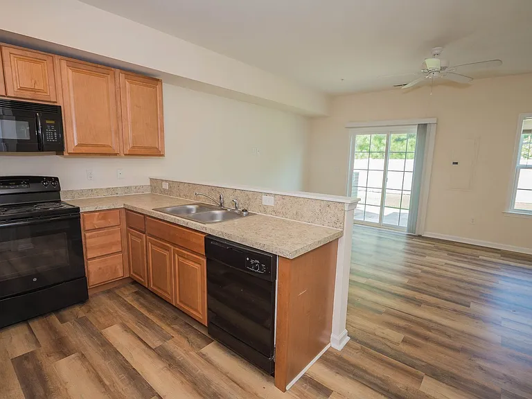 403 Parkview Ct — Photo 43