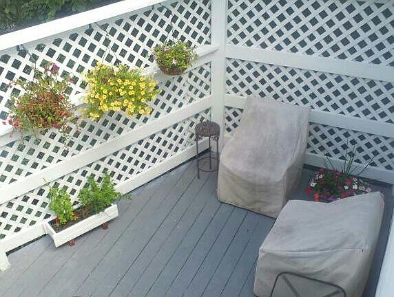 Outdoor living area / Deck