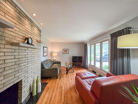 3rd image of 28812 Oakwood Pl