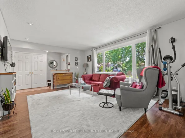 31 Mulberry Ln, Waterloo, ON N2L 5L4