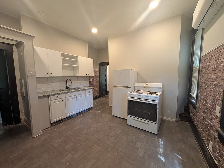 342 E Chestnut St — Photo 2