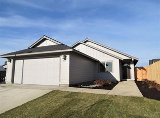 979 SW 26th Ln, Redmond, OR 97756