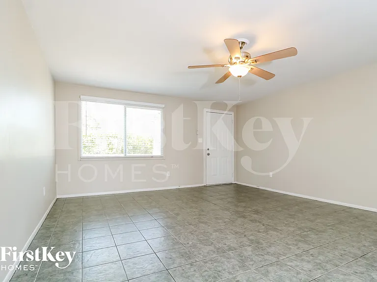 3733 E Eugie Ave — Photo 3