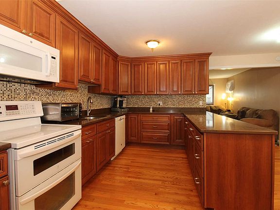 3rd image of 807 Sunrise Ave