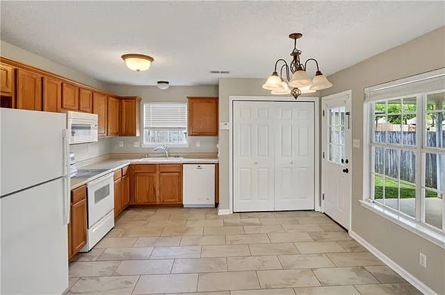 3 bed, 2.0 bath, 1152 sqft, $1,750 — Photo 3