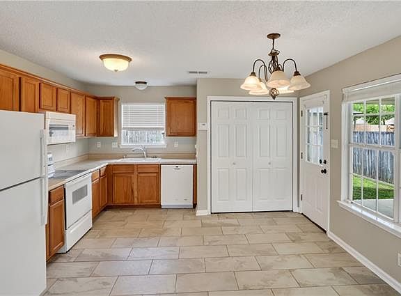 3rd image of 70117 6th St