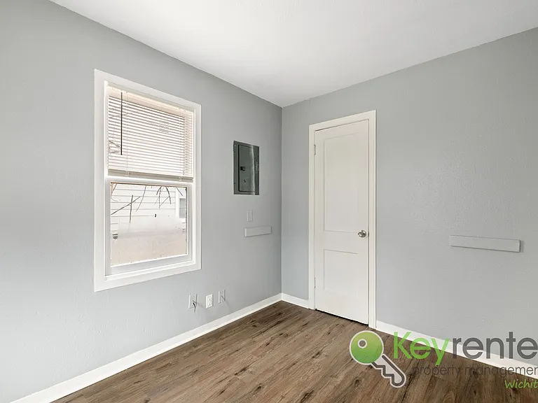 1338 N Volutsia Ave — Photo 16