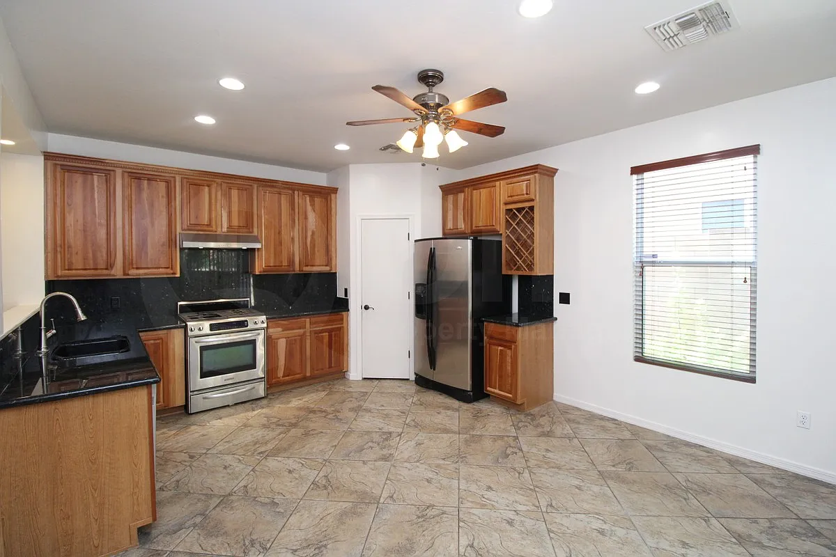3 bed, 1.5 bath, 1733 sqft, $1,995 — Photo 4