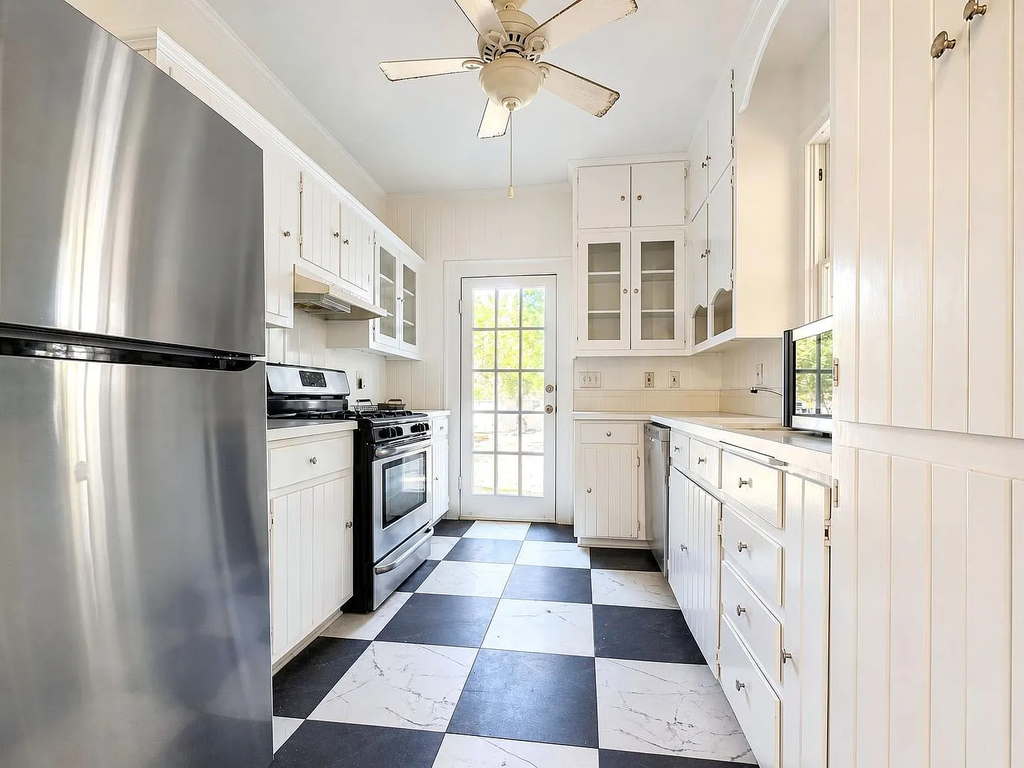 Spacious 4-Bedroom Charmer in Central Temple — Photo 4