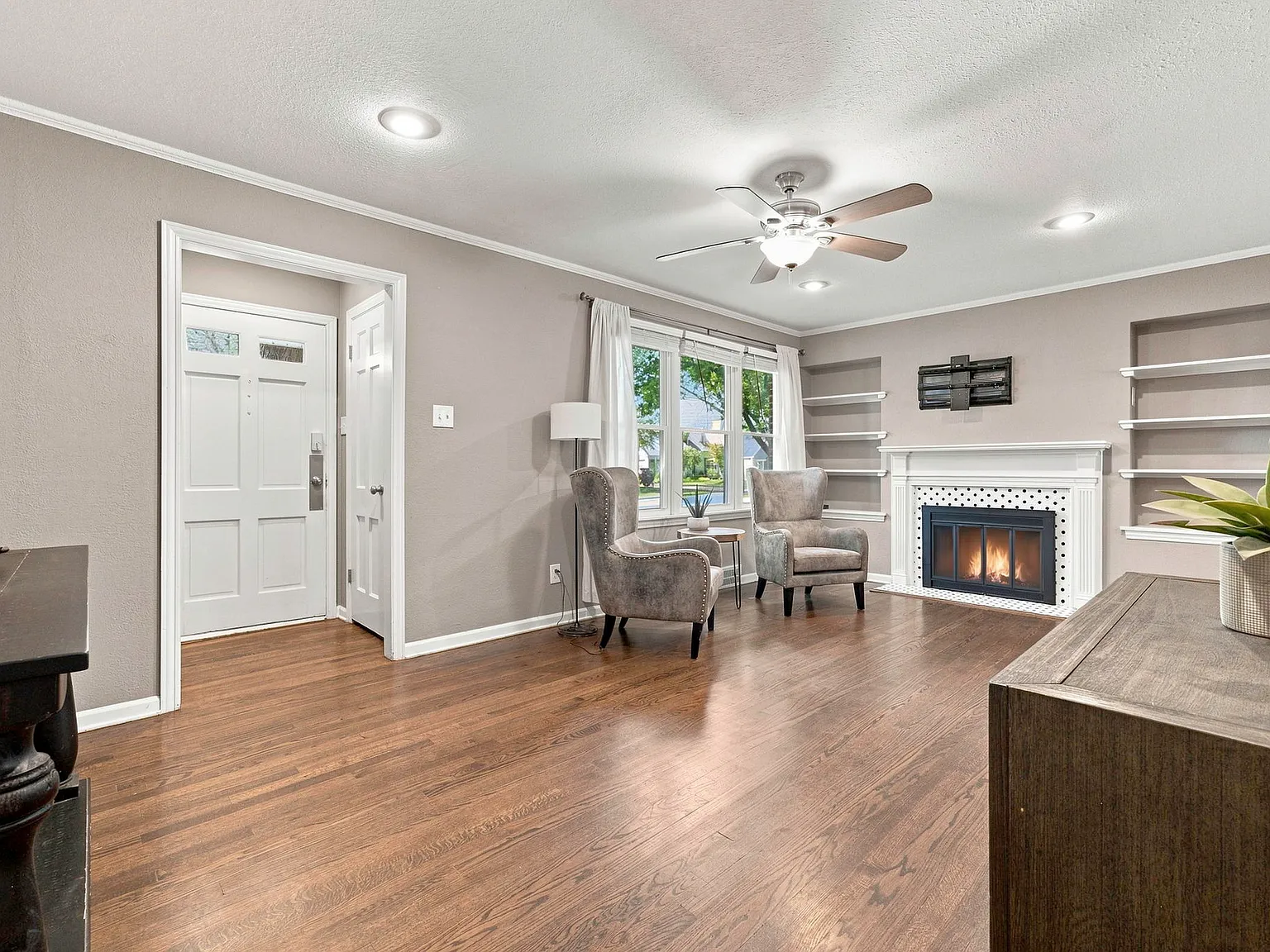3 bed, 1349 sqft, $2,425 — Photo 3